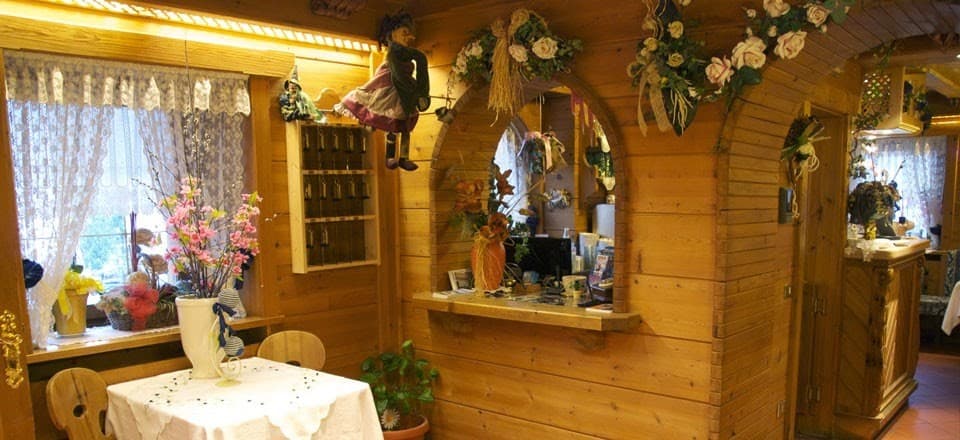 Reception e interni dell'Albergo Genziana